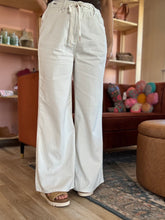 Load image into Gallery viewer, judy blue white featherweight palazzo pant
