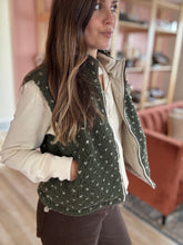 Load image into Gallery viewer, morning hike sherpa vest