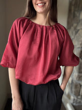 Load image into Gallery viewer, wine flowy half sleeve top