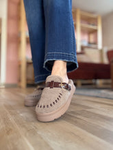 Load image into Gallery viewer, sherpa mules