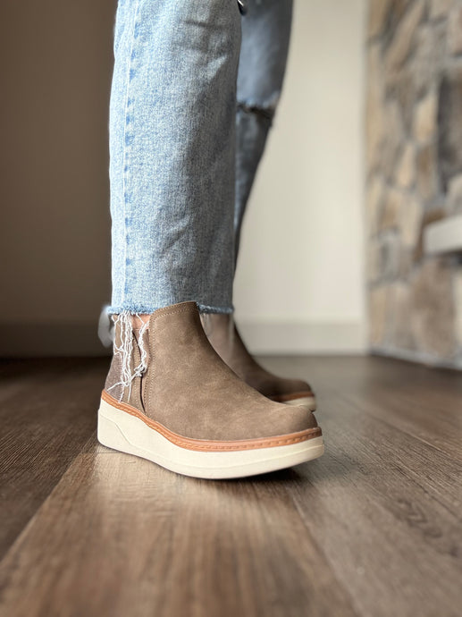 blowfish mocha hybrid sneaker