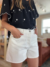 Load image into Gallery viewer, roller white denim shorts