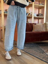 Load image into Gallery viewer, barrel light denim pants