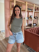Load image into Gallery viewer, button fly light denim shorts