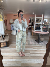 Load image into Gallery viewer, vintage floral barrel pants