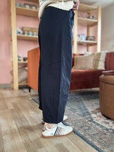 Load image into Gallery viewer, errand day black cotton barrel pants