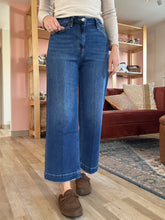 Load image into Gallery viewer, dark wide crop denim