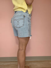 Load image into Gallery viewer, judy blue medium rigid magic dad shorts