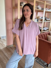 Load image into Gallery viewer, dusty lilac lightweight v-neck