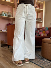 Load image into Gallery viewer, judy blue white featherweight palazzo pant