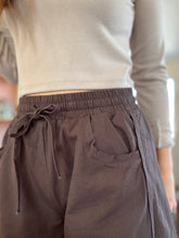 Load image into Gallery viewer, errand day espresso cotton barrel pants