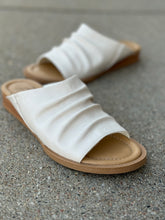 Load image into Gallery viewer, blowfish bone atlantah sandals