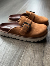 Load image into Gallery viewer, whiskey suede clog
