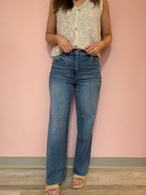 Load image into Gallery viewer, hidden medium dark straight jeans with frayed hem