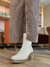 Load image into Gallery viewer, bone lug chelsea boots