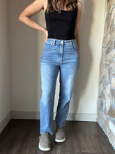 Load image into Gallery viewer, vintage sky straight leg jeans