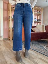 Load image into Gallery viewer, dark wide crop denim
