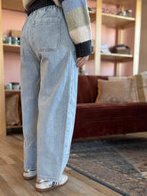 Load image into Gallery viewer, barrel light denim pants