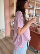 Load image into Gallery viewer, dusty lilac lightweight v-neck