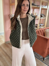 Load image into Gallery viewer, morning hike sherpa vest