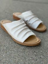 Load image into Gallery viewer, blowfish bone atlantah sandals