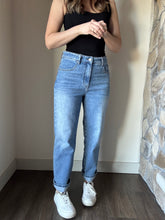 Load image into Gallery viewer, vintage sky straight leg jeans