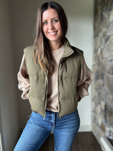 Load image into Gallery viewer, cream on a stroll ribbed pullover