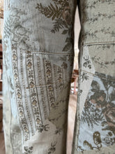 Load image into Gallery viewer, vintage floral barrel pants
