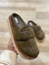 Load image into Gallery viewer, khaki suede clog