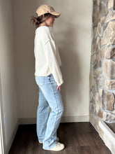 Load image into Gallery viewer, judy blue mid rise light wash straight jean