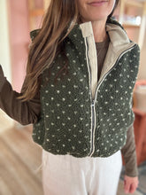 Load image into Gallery viewer, morning hike sherpa vest