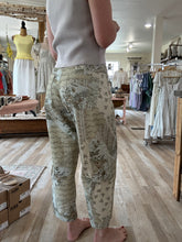 Load image into Gallery viewer, vintage floral barrel pants