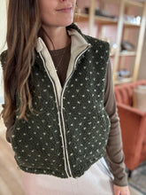 Load image into Gallery viewer, morning hike sherpa vest