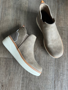 blowfish mocha hybrid sneaker