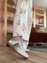 Load image into Gallery viewer, stevie sneaks