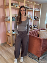 Load image into Gallery viewer, errand day espresso cotton barrel pants
