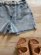 Load image into Gallery viewer, button fly light denim shorts