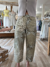Load image into Gallery viewer, vintage floral barrel pants