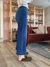 Load image into Gallery viewer, dark wide crop denim