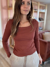 Load image into Gallery viewer, essential rust long sleeve tee