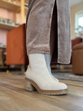 Load image into Gallery viewer, bone lug chelsea boots