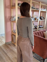 Load image into Gallery viewer, burnt olive scoop long sleeve tee
