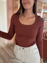 Load image into Gallery viewer, essential rust long sleeve tee