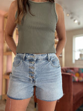 Load image into Gallery viewer, button fly light denim shorts