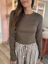 Load image into Gallery viewer, kylie chestnut ribbed tee