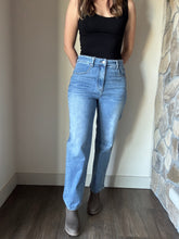 Load image into Gallery viewer, vintage sky straight leg jeans