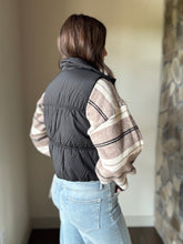 Load image into Gallery viewer, black puffer vest