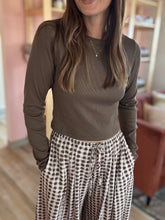 Load image into Gallery viewer, kylie chestnut ribbed tee