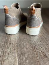 Load image into Gallery viewer, blowfish mocha hybrid sneaker