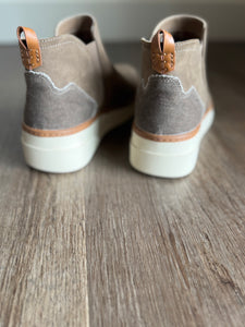 blowfish mocha hybrid sneaker